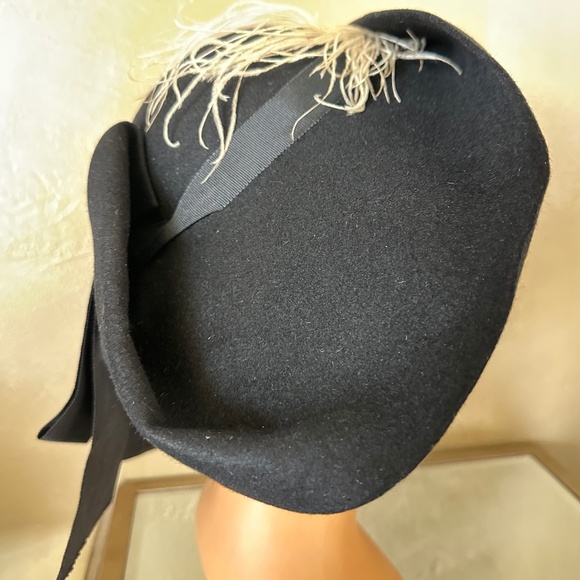 IRRESISTIBLE 1930s\' BLACK FELT WIDE BRIM HAT WITH WHITE OSTRICH FEATHER main image 2